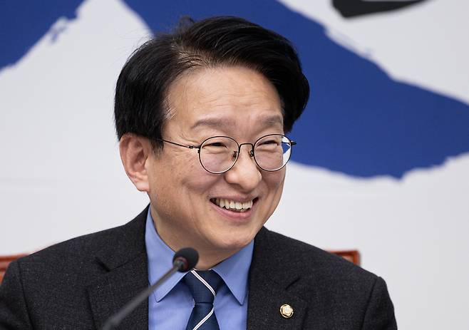 권칠승 더불어민주당 중소기업특별위원회 위원장이 17일 오후 서울 여의도 국회에서 열린 민주당 중소기업특별위원회 정책수렴 및 출범식에서 미소를 짓고 있다./뉴스1