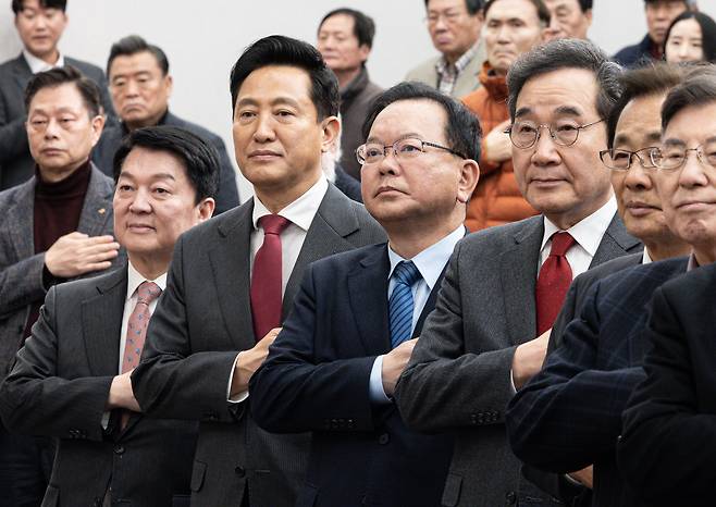 대한민국헌정회와 헌법개정국민행동, 지방분권전국회의 등이 속한 헌법개정추진연석회의와 국민의힘 대구시당, 새미래민주당 대구시당 등은 오는 18일 대구YMCA카페에서 '헌법개정 대구경북 결의대회'을 연다. 안철수 국민의힘 의원(왼쪽부터)과 오세훈 서울시장, 김부겸, 이낙연 전 국무총리가 지난 6일 오후 서울 여의도 국회 도서관 강당에서 열린 분권형 권력구조 개헌 대토론회에서 국민의례를 하고 있다.(사진은 기사 내용과 무관)/뉴스1