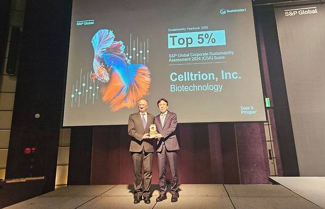 15일 오전 서울 중구 웨스틴조선호텔에서 열린 ‘지속가능연감 2025’ 연례 포럼 시상식에서 이동진 셀트리온 지속가능경영실장(오른쪽)이 트로피를 받았다. ⓒ셀트리온