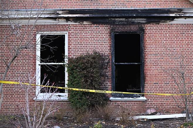 방화로 새까맣게 그을린 조시 셔피로 미국 펜실베이니아 주지사의 관저 창문. 해리스버그=AP 뉴시스