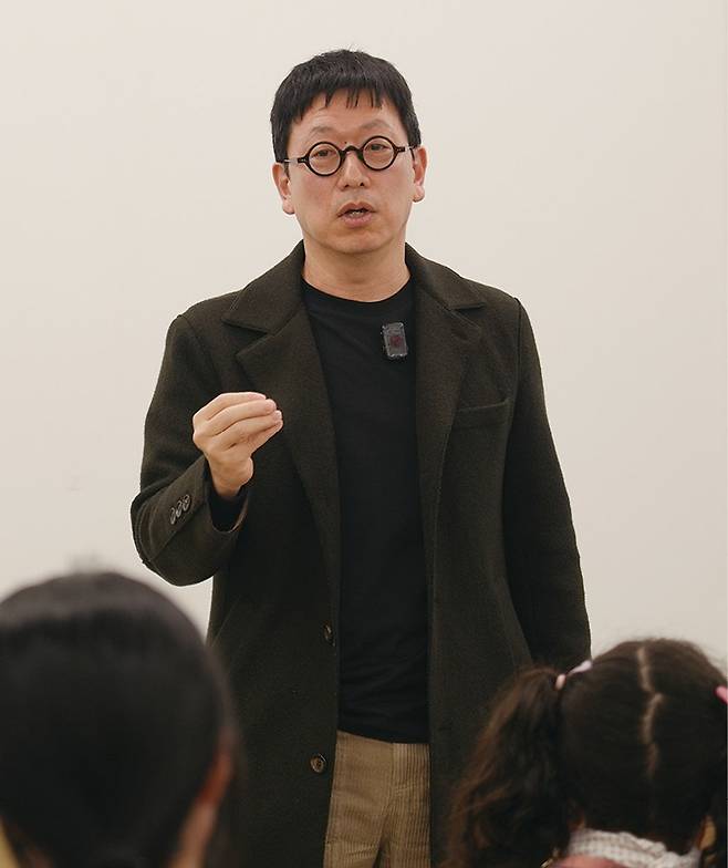 보아스이비인후과의 오재국 대표원장이 동아뮤지컬콩쿠르 참가자들을 대상으로 강연하고 있다. 보아스이비인후과 제공