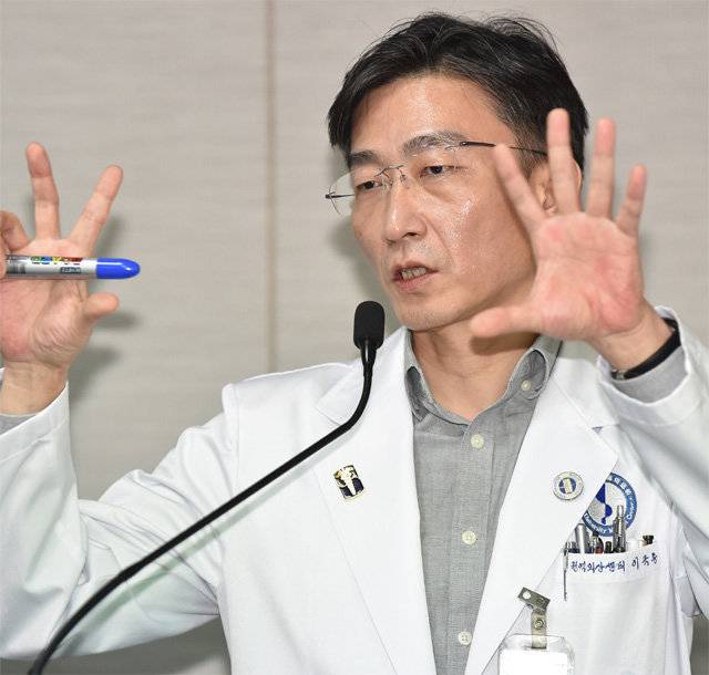 2020년 경기 수원시 아주대병원에서 이국종 외상외과 교수가 경기남부권역외상센터장 사임 배경을 설명하고 있다. 뉴시스