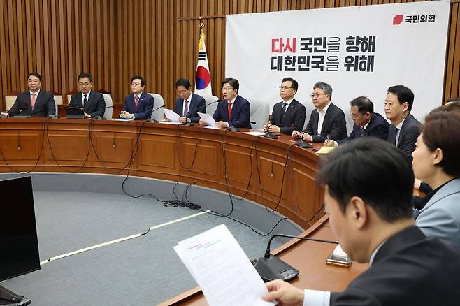권성동 국민의힘 원내대표가 15일 오전 서울 여의도 국회에서 열린 원내대책회의에서 발언을 하고 있다. 2025.04.15. 뉴시스