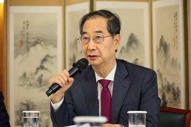 한덕수 대통령 권한대행 국무총리가 14일 서울 종로구 삼청동 총리공관에서 열린 경제안보전략 TF 회의에서 발언을 하고 있다. 2025.4.14/뉴스1
