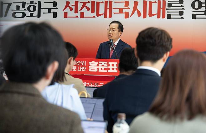 제21대 대통령선거에 출마를 선언한 홍준표 전 대구시장이 15일 오후 서울 여의도 자신의 캠프 사무실에서 ‘선진대국시대’ 비전을 발표하고 있다. 2025.4.15/뉴스1