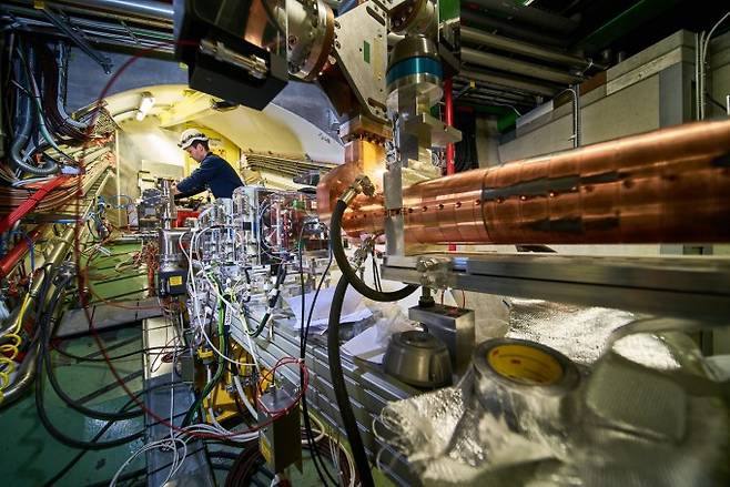 유럽입자물리연구소(CERN)에 설치된 어웨이크(AWAKE) 실험장비. 플라즈마에서 레이저 펄스로 파도를 일으켜 전자를 가속시키는 방식이다. 소형 입자가속기에 응용될 수 있을 것으로 기대된다. CERN 제공