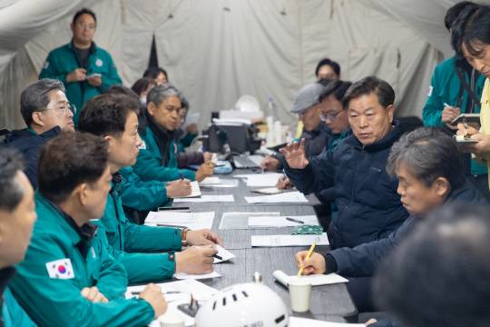박승원 광명시장이 지난 14일 오후 재난대책회의에서 신속한 수습을 위해 각 부서장에게 최선을 다할 것을 주문했다./사진제공=광명시