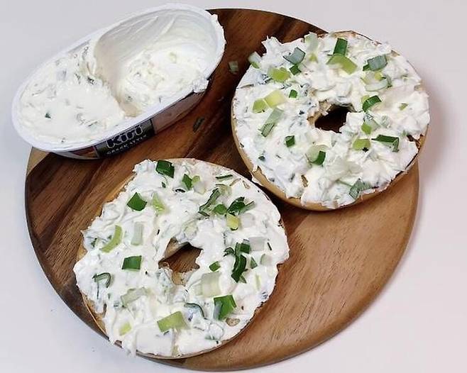 b9a3cbc15c1b77c1127f5c2a3bcf0809.jpg 대파 크림치즈 베이글 샀는데 너무하네