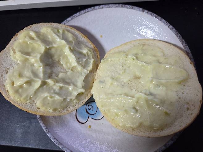 20250414_234508.jpg 대파 크림치즈 베이글 샀는데 너무하네