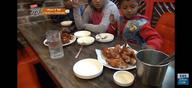 img/23/07/12/189498622703d2208.jpg 아빠 찾아 한국 온 네팔 잼민이들이 먹은 한국 음식 ㄷㄷㄷ...JPG 아빠 찾아 한국 온 네팔 잼민이들이 먹은 한국 음식 ㄷㄷㄷ...JPG