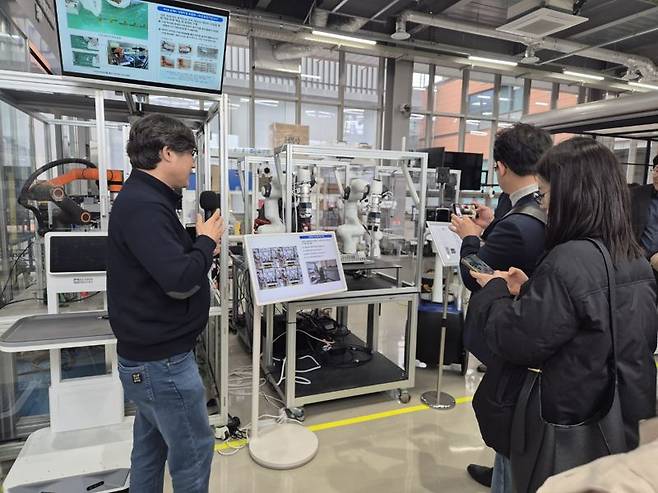 14일 로봇플러스 테스트필드 오픈데이에서 전세웅 마이스터로봇화실증지원센터장이 참석자들에게 다양한 로봇에 대해 설명하고 있다. 사진=연지안 기자