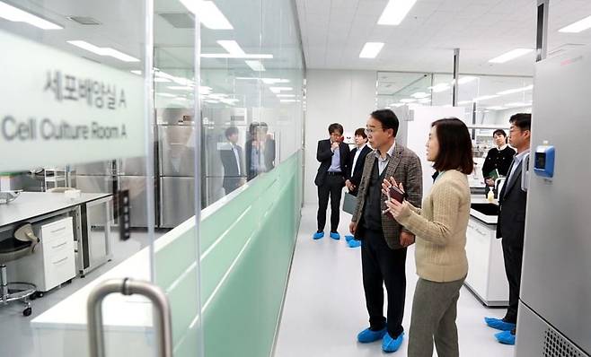 박성호 부산진해경제자유구역청장이 프레스티지바이오파마IDC를 찾아 관계자들과 이야기를 나누고 있다. 부산진해경자청 제공