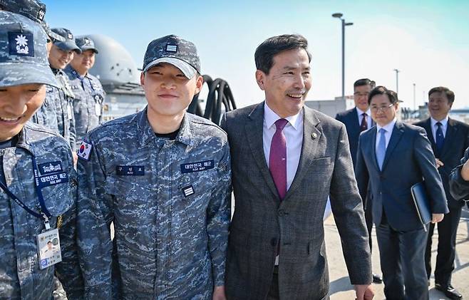 김선호 국방부장관 직무대행이 15일 제2함대사령부를 방문해 장병들을 격려하고, 이어 윤영하함 소속 장병을 격려하고 있다. 국방부 제공