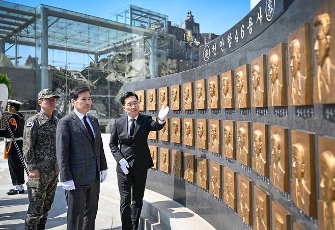 김선호 국방부장관 직무대행이 15일 천안함 46용사 추모비에서 참배를 하고, 김록현 서해수호관장과 함께 추모비를 살펴보고 있다. 국방부 제공