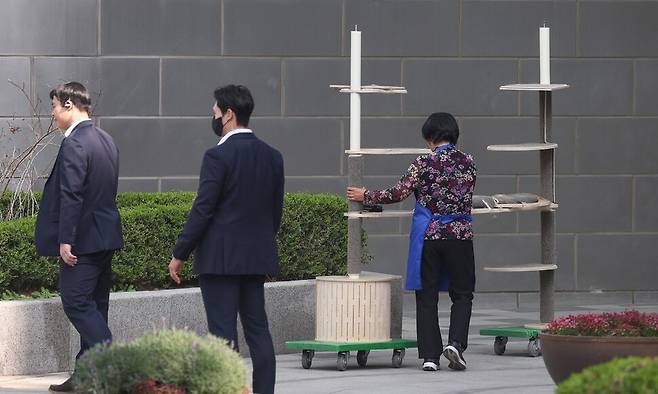 윤석열 전 대통령이 한남동 관저를 떠나 서초동 사저로 거처를 옮기는 것으로 알려진 지난 11일 서울 서초구 사저 아크로비스타에서 관계자가 캣타워를 옮기고 있다. 연합뉴스