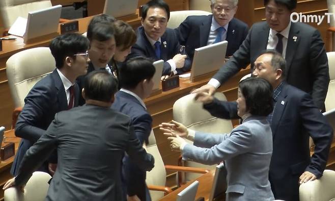 권영진 국민의힘 의원이 14일 국회 본회의장에서 열린 대정부질문 도중 야당 자리로 걸어와 항의하는 모습. 오마이티브이(TV) 유튜브 갈무리