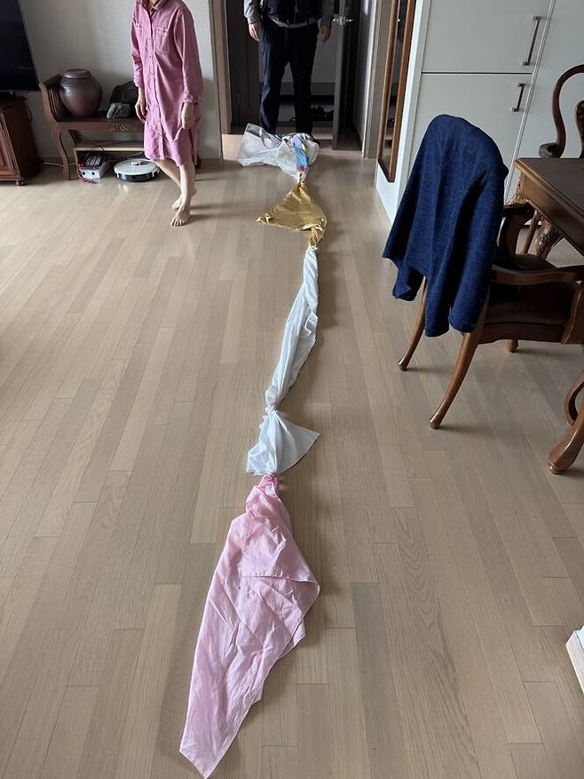 70대 여성 ㄱ씨가 구조를 위해 베란다 밖에 늘여 놨던 옷가지로 엮은 긴 줄. 종로경찰서 제공