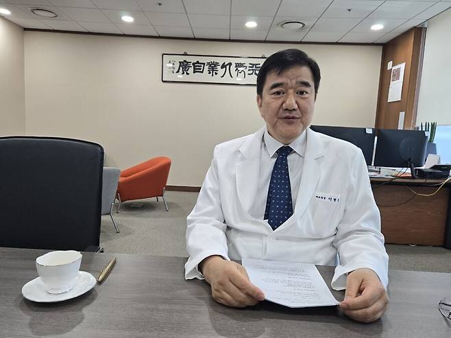 서울의료원은 장애인이 편하게 건강검진을 받을 수 있는 ‘장애 친화’ 의료기관이다. 이현석 서울의료원장이 장애인 건강검진에 대해 이야기를 하고 있다. 김소연 기자 dandy@hani.co.kr