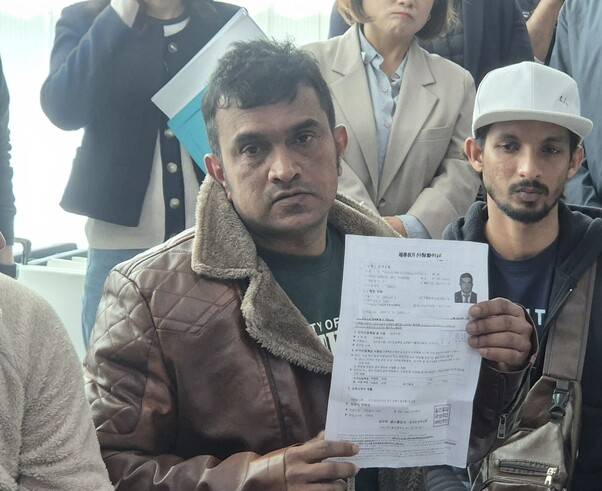 현대중공업 조선용접공으로 일한 스리랑카 이주노동자 무디다 마노즈가 15일 체류허가 신청서를 들어 보이고 있다. 그는 아직 구직비자를 받지 못했다. 주성미 기자