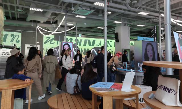 9일 오후 서울 성동구 성수동 연무장길 인근이 쇼핑하는 시민들과 외국인들로 북적이고 있다. 이날 각종 브랜드의 팝업스토어가 들어선 성수동 연무장길은 일본·중국 관광객부터 히잡을 쓴 중동 관광객들까지 다양한 국가에서 온 외국인들로 붐볐다. 사진은 올리브영 매장. 신소영 기자 viator@hani.co.kr