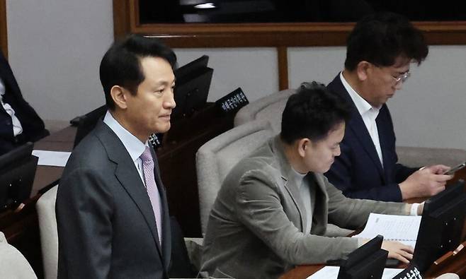 오세훈 서울시장이 15일 서울 중구 서울시의회에서 열린 제330회 임시회 1차 본회의에 참석하고 있다. 연합뉴스