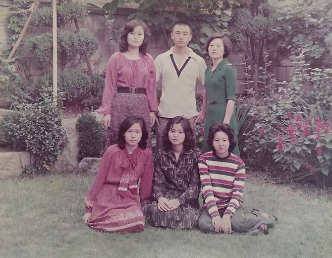 고 이윤성이 고1때 다섯 명의 누나들과 함께 찍은 사진. 앞줄 오른쪽이 이인효씨다. 이인효씨 제공