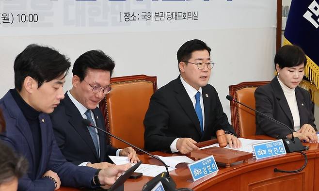 지난 14일 서울 여의도 국회에서 열린 더불어민주당 제1차 중앙위원회의에서 임시 의장을 맡은 박찬대 대표 직무대행이 ‘제21대 대통령선거 후보자 선출에 관한 특별당규’ 제정의 건 등 안건을 상정하고 있다. 연합뉴스