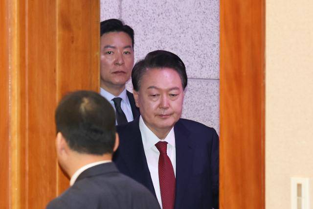 윤석열 대통령이 1월 21일 서울 종로구 헌법재판소에서 열린 탄핵심판 3차 변론에 김성훈 대통령경호처 차장의 경호를 받으며 출석하고 있다. 사진공동취재단