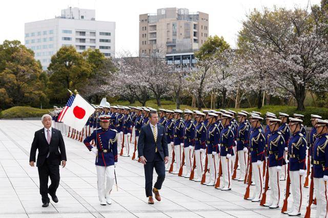 피트 헤그세스(왼쪽 세 번째) 미국 국방장관과 나카타니 겐(맨 왼쪽) 일본 방위장관이 지난달 30일 일본 도쿄 방위성에서 의장대를 사열하고 있다. 도쿄=로이터 연합뉴스