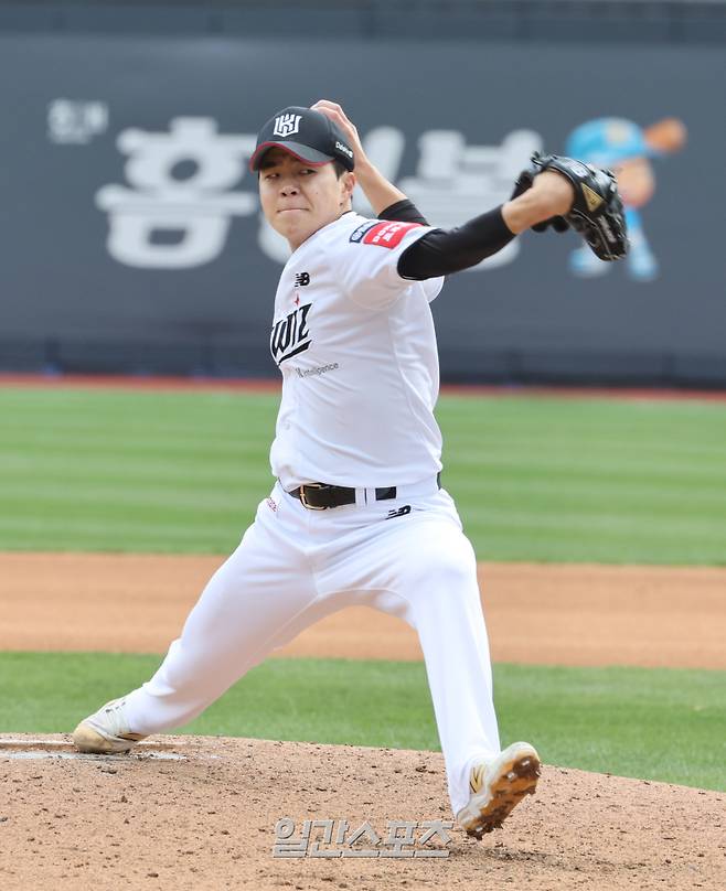 13일 오후 수원 KT위즈파크에서 열린 2025 프로야구 삼성과 KT 경기. KT 투수 손동현이 6회 선발 소형준에 이어 등판 역투하고있다. 수원=정시종 기자 capa@edaily.co.kr /2025.04.13.
