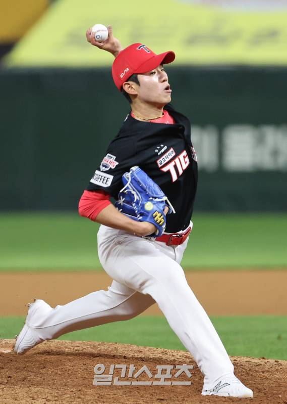 2024 프로야구 SSG 랜더스와 KIA 타이거즈의 경기가 17일 오후 인천SSG랜더스필드에서 열렸다. 9회말 김사윤이 구원등판해 공을 던지고 있다. 인천=김민규 기자&nbsp; /2024.04.17/