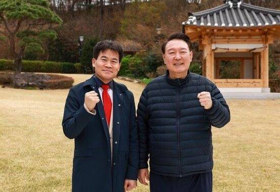 윤석열 전 대통령과 한국사 강사 전한길 씨가 지난 9일 한남동 대통령 관저에서 기념사진을 촬영하고 있다. [사진=전한길뉴스]