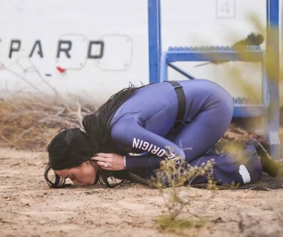 우주비행 후 귀환한 케이티 페리가 땅에 입을 맞추고 있다. [사진=블루오리진]