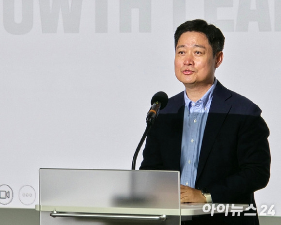 15일 오전 국회 과학기술정보방송통신위원회 소속 의원들이 LG사이언스파크 ISC동을 방문한 가운데 홍범식 LG유플러스 대표가 인사말하고 있다. [사진=안세준 기자]