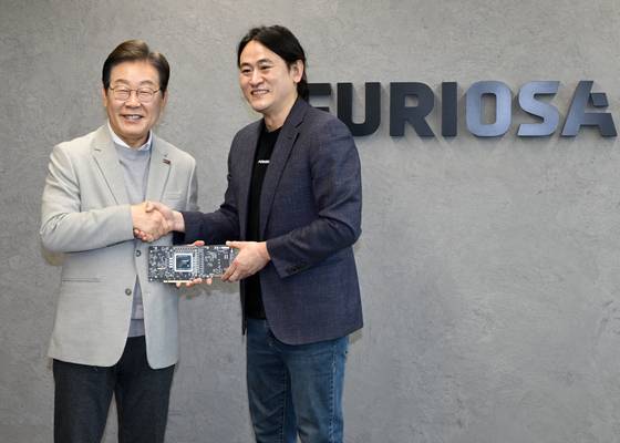 이재명 더불어민주당 대선 예비후보가 14일 서울 강남구 퓨리오사AI에서 백준호 퓨리오사AI 대표와 기념촬영을 하고 있다. 뉴스1