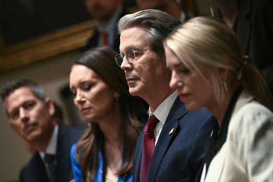 스콧 베센트 재무부 장관(왼쪽에서 3번째)이 지난 10일(현지시간) 백악관에서 도널드 트럼프 미국 대통령이 주재한 각료회의에 참석한 모습. 베센트 장관은 14일 언론 인터뷰에서 "다음주 한국과 관세 협상을 벌일 예정"이라고 밝혔다. AFP=연합뉴스