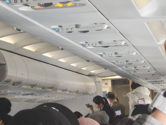 15일 오전 9시쯤 제주공항에서 멈춰선 에어서울 해당항공기의 실내 사진. 독자제공