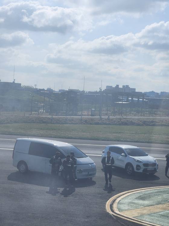 제주공항과 에어서울 항공사 관계자들이 15일 오전 제주공항에서 멈춰선 에어서울 해당항공기 밖에서 상황을 수습 중이다. 독자제공