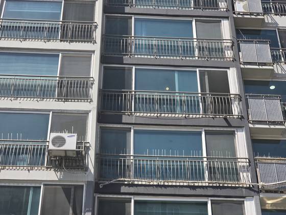 15일 일가족 5명이 숨진 채 발견된 경기도 용인 수지구 상현동의 한 아파트. 이곳을 거주지로 둔 50대 남성이 부모, 아내, 자녀들을 살해하고 달아났다가 광주에서 붙잡혔다. 손성배 기자