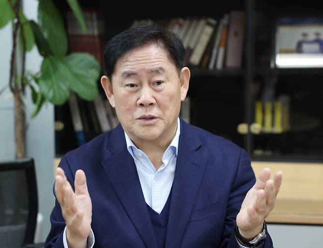 최경환 전 경제부총리가 14일 서울 서대문구 연세대학교 상경대 건물에서 본지와 인터뷰하고 있다.  /사진=이솔 기자