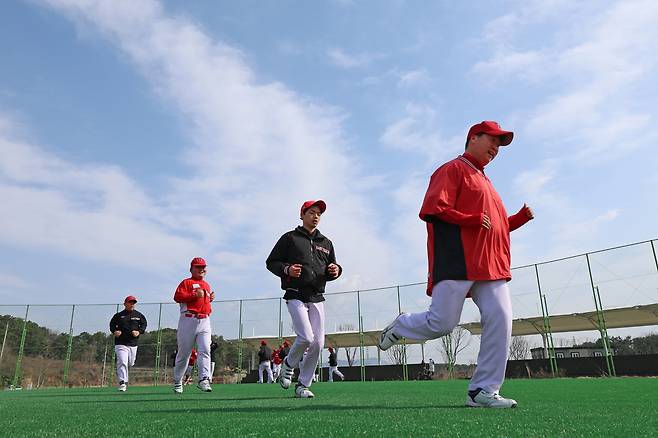 지난달 29일 광주 광산구 광산어린이야구장에서 열린 E.T 야구단과 광주동구유소년야구단의 경기 시작 전 E.T 야구단의 서지원, 김철수, 권지유, 이승윤 선수(앞에서부터)가 달리기로 몸을 풀고 있다.