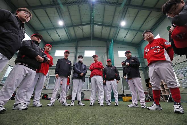 오전 10시부터 12시까지 두 시간의 연습이 끝나고 선수들이 둥글게 모여 감독님의 말씀을 듣고 있다. 선수들은 일주일에 한 번, 토요일에 만나 훈련한다.