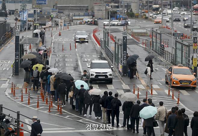 지난 3월28일 서울역 택시 정류장에서 시민들이 줄지어 택시를 기다리고 있다. 문재원 기자