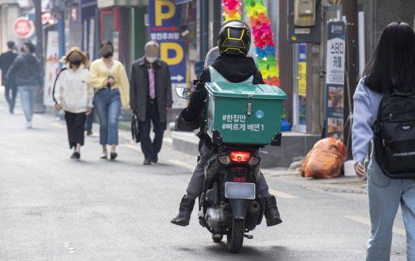 부산 부산진구 중앙대로에서 배달의민족 배달기사가 오토바이로 주문을 소화하기 위해 이동하고 있다. 국제신문 DB