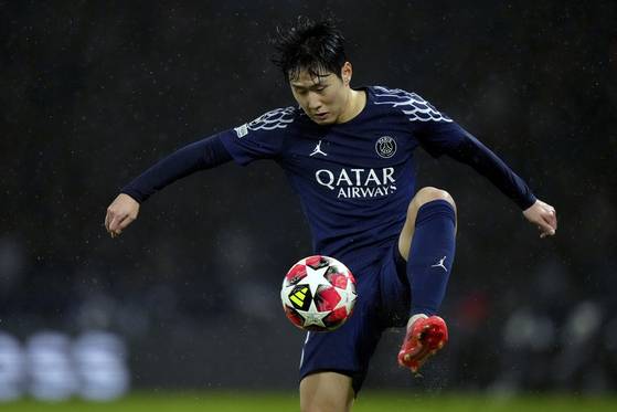 Paris Saint-Germain midfielder Lee Kang-in controls the ball during a Champions League match against Manchester City at Parc des Princes in Paris on Jan. 22. [AP/YONHAP]
