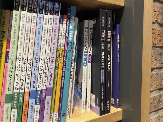 "TOPIK II Pass Recipe" and its practical mock test book sits on a bookshelf in a bookstore in Mapo District, western Seoul, on April 15. [LEE TAE-HEE]