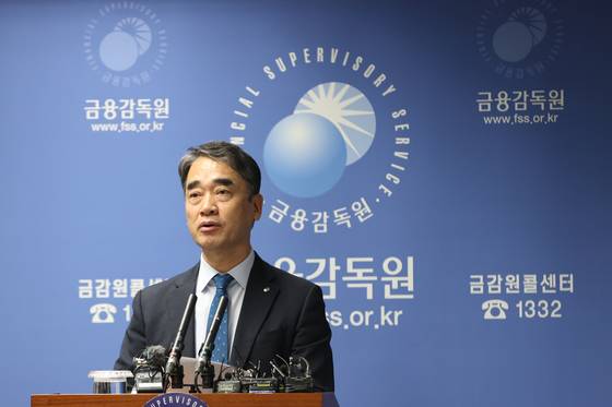 Financial Supervisory Service Senior Deputy Gov. Hahm Yong-il, speaks during a press briefing on the current issues such as the ongoing investigation on MBK Partners at the regulator's headquarters in western Seoul on April 1. [YONHAP]