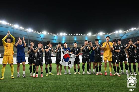 The U-17 Korean national team celebrates after beating Tajikistan in the 2025 AFC U-17 Asian Cup quarterfinals at Prince Abdullah Al-Faisal Stadium in Jeddah, Saudi Arabia on April 14. [YONHAP]