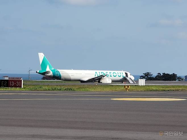 제주공항에 비상문이 개방된 에어서울 여객기가 서 있는 모습. 독자제공