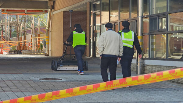 15일 오전 광명 사고 현장 인근 한 초등학교에서 관계자들이 지표 투과 레이더를 활용해 지반 검사를 진행하고 있다. 한준호기자